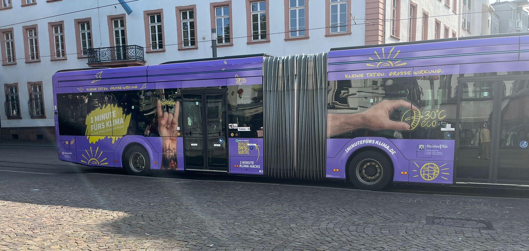 Bus mit Tipps zum Energiesparen als Außenwerbung