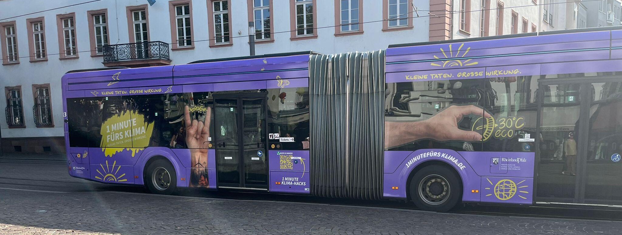 Bus mit Tipps zum Energiesparen als Außenwerbung