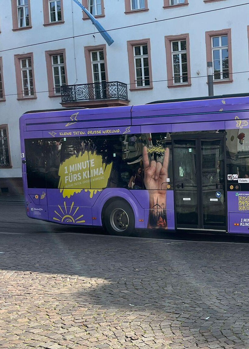 Bus mit Tipps zum Energiesparen als Außenwerbung